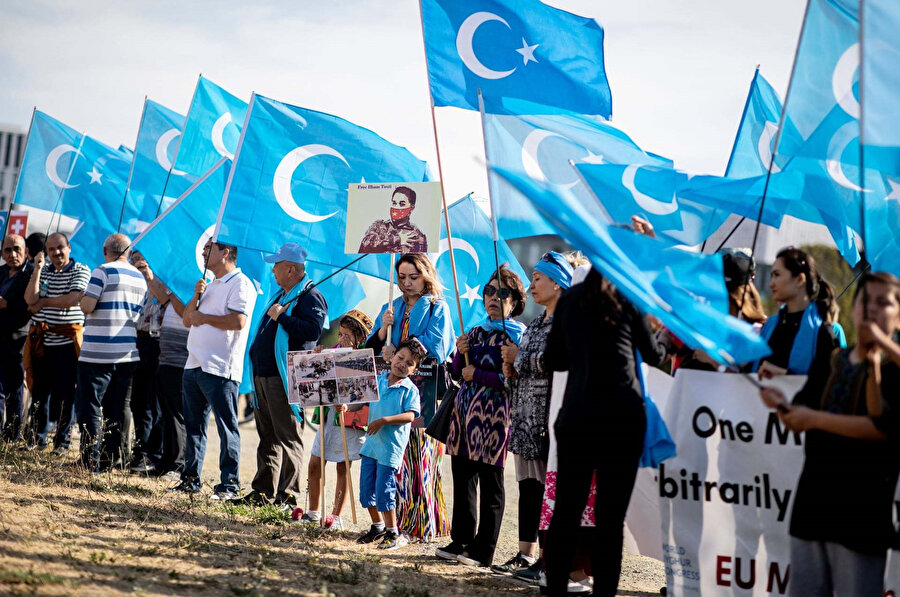 Almanya Devlet Başkanı Angela Merkel'in Çin Devlet Başkanı ile Berlin'deki görüşmesi öncesi zirveyi protesto eden Uygurlar. 