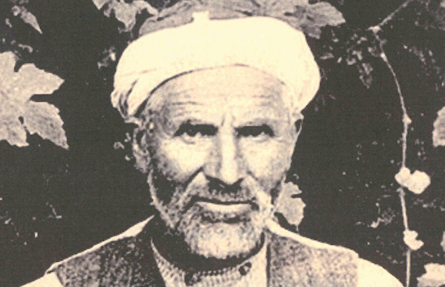 Lâdikli Ahmed Hüdâî, aslen Buhara kökenli olup 1888 yılında Konya’nın Sarayönü kazasına bağlı Lâdik Kasabası’nda dünyaya teşrif etmiştir.