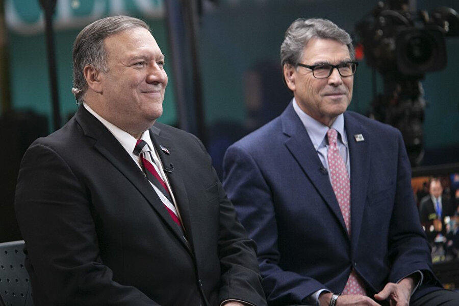  Mike Pompeo ve Rick Perry Temsilciler Meclisi komisyonuyla işbirliği yapmayı reddediyor.