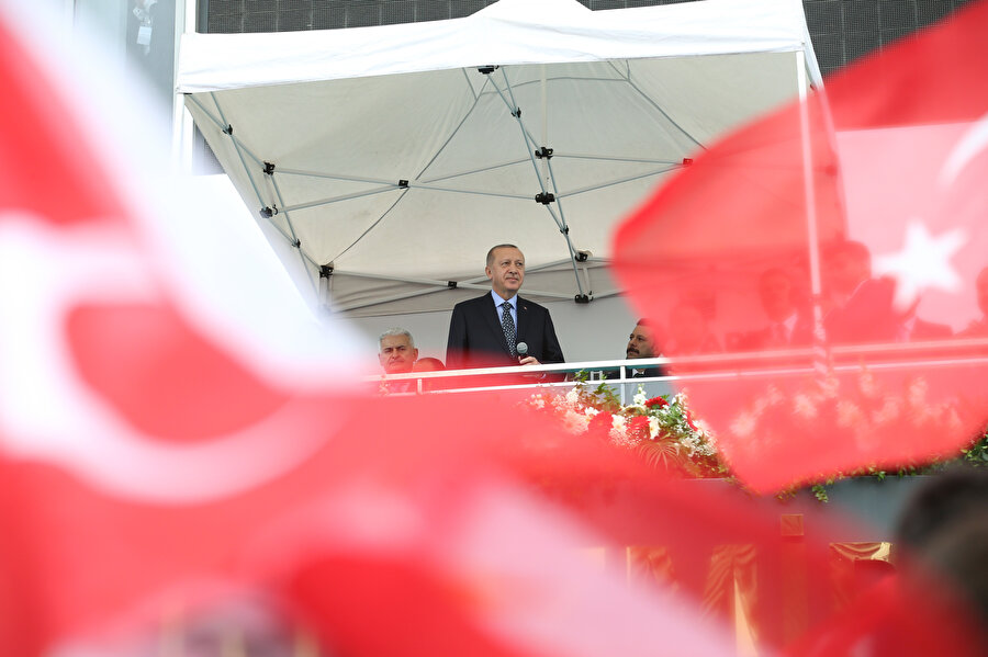 Cumhurbaşkanı Erdoğan konuşmasını balkondan yaptı.