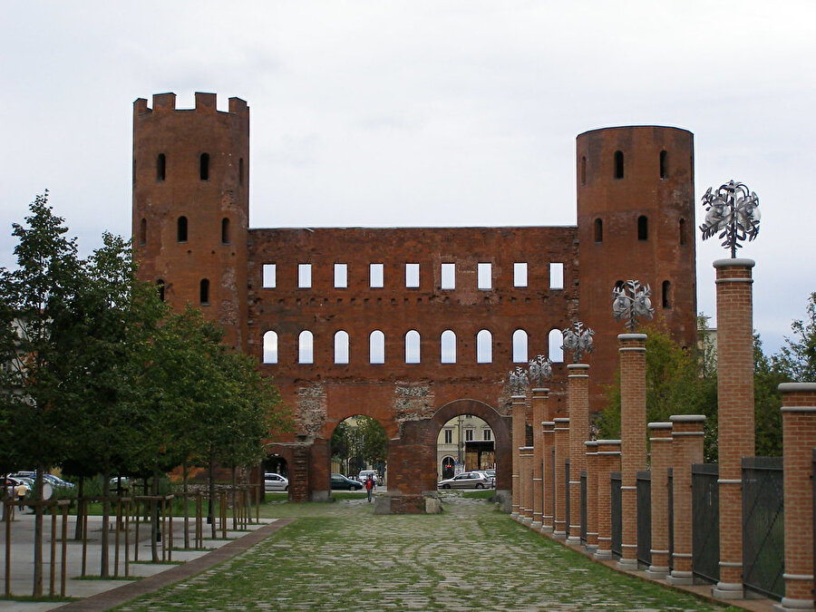Porta Palatina.