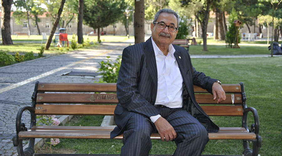 Prof. Dr. Muhammed Harb münevverin tanımını şu sözlerle yapıyor: Kendisi için kültür elde edip, toplumu ve devleti değiştirmeyi hedefleyene aktif aydın denir...