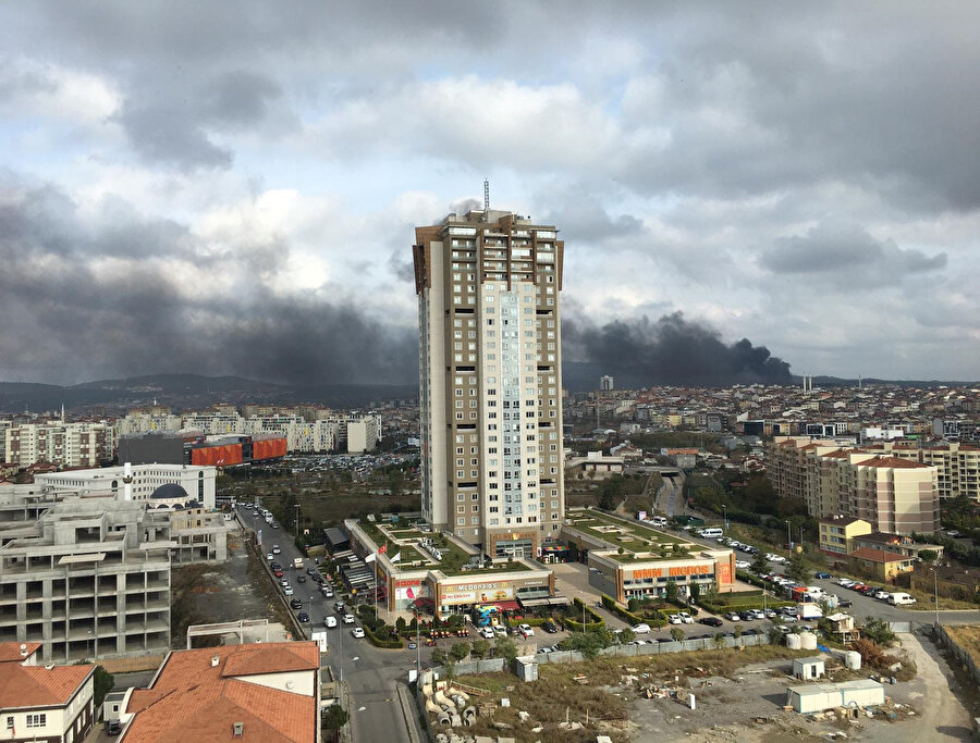 Çekmeköy'de askeri bölgedeki ormanlık alanda yangın bir anda gökyüzünü siyaha boyadı. -DHA