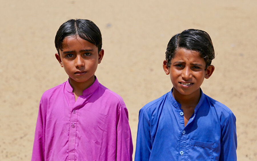 Modern insan için saçların yağlanması bir sorun olsa da Pakistanlılar böyle düşünmüyor. Bir avuç yağı saçlarına sürüyor ve ortadan ikiye ayırıyorlar.( Fotoğraf: Erhan İdiz)