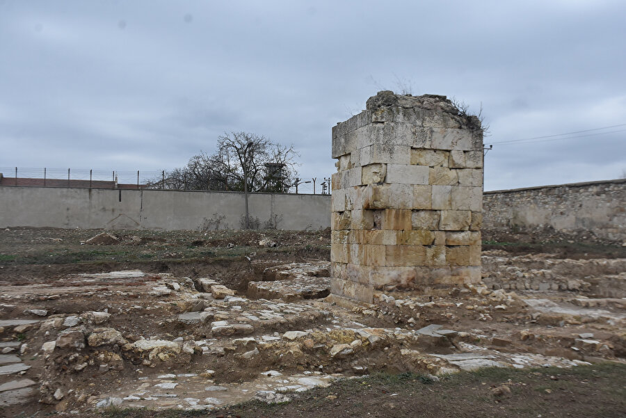 Edirne Açık Ceza İnfaz Kurumu Mimari Restorasyon İş Kolu bünyesinde bulunan mahkumların yaptıkları kazı çalışmasında Mahmudiye Camii, genel hatlarıyla ortaya çıktı.