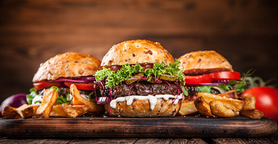 Amerikan tarzı fastfood, yiyecek sektörü üzerinden insanlığın yeme içme kültürünü tektipleştirmiştir.