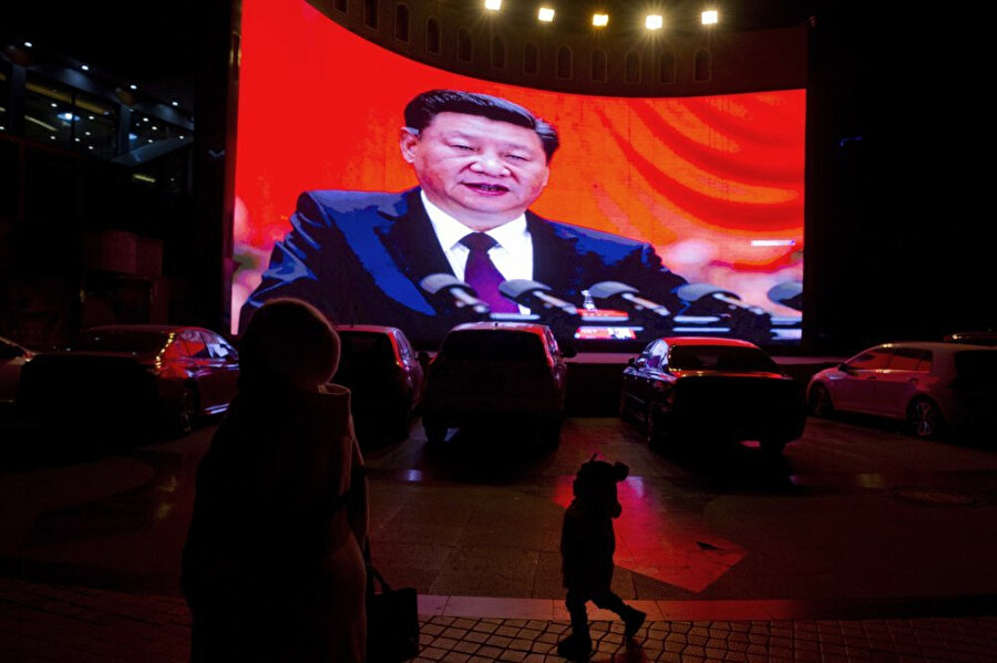 Çin Devlet Başkanı Xi Jinping'in Sincan eyaletine bağlı Kaşgar'da dev ekrana yansıtılan görüntüsü.