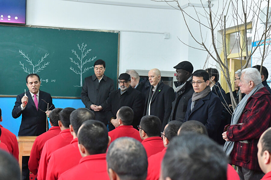Sekiz ülkenin daimi misyonlarından Birleşmiş Milletlere bağlı delegeler Çin'in Sincan Uygur Özerk Bölgesindeki kamplarda çiftçilik eğitiminin verildiği bir sınıfı ziyaret ediyor.