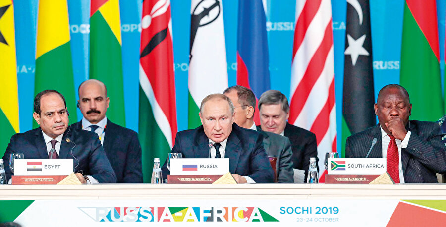Mevcut ticaret hacminin gelecek beş yıl içerisinde iki katına çıkacağını müjdeleyen Putin, Afrika’daki mâkus talihi değiştirmeye yemin etmiş görünüyor. İki güne sığan 35 resmi etkinlik ve 1500 toplantı söz konusu. Bu toplantılarda imzalanan anlaşmaların değeriyse 12,5 milyar dolar. 