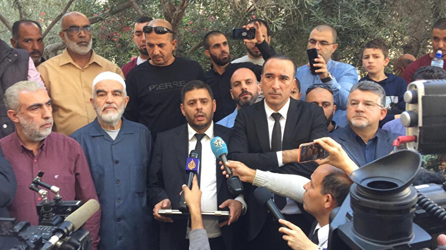 Hayfa'daki Sulh Ceza Mahkemesi yakınında düzenlenen basın toplantısında, Raid Salah (orta solda) avukatlarının yanında görülüyor. 