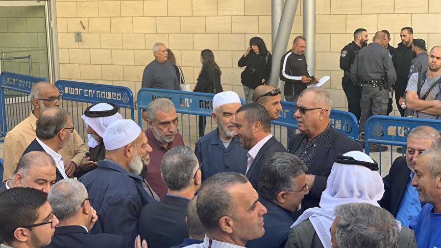 Raid Salah, 24 Kasım 2019'da Hayfa'daki mahkemenin dışında destekçilerinin ortasında görülüyor.