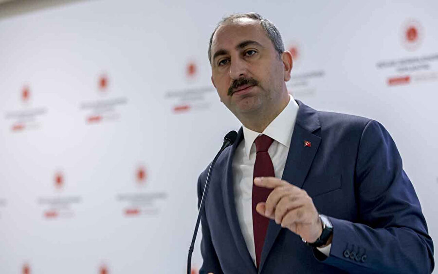 Bakan Gül: Şiddet içermeyen bazı suçlardan hükümlü olan yaşlı, hamile ve çocukların cezalarını, elektronik izleme merkezi aracılığıyla evde çekmesi alternatifi üzerinde duruyoruz.
