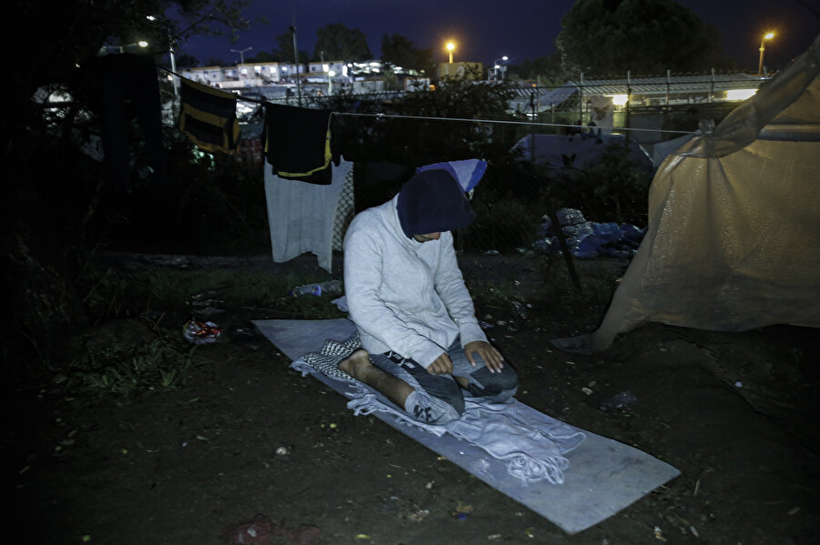 Yunanistan'ın Midilli Adası'ndaki Moria kampında zor şartlar altında  yaşayan göçmenler.
