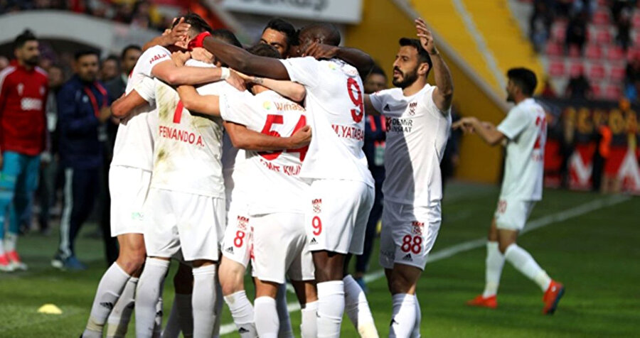 Süper Lig'de Demir Grup Sivasspor liderliğin yeni sahibi oldu.