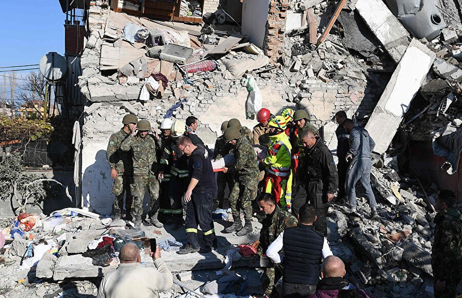 Depremde enkaz altında kalanları kurtarma çalışmaları sürüyor.