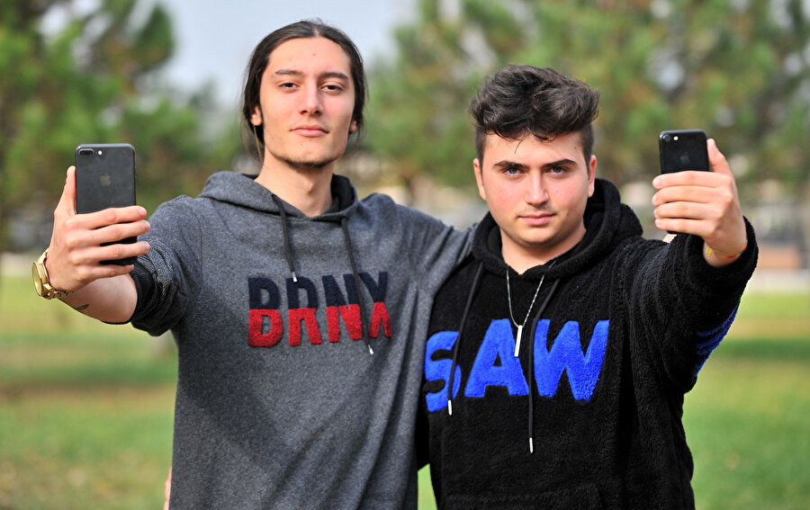 Çayan Temel (20) ile Oğuz Akçay (17), Bursa'da buluşup, Apple ile Netflix arasındaki gizlilik sözleşmesinin açığını buldu.