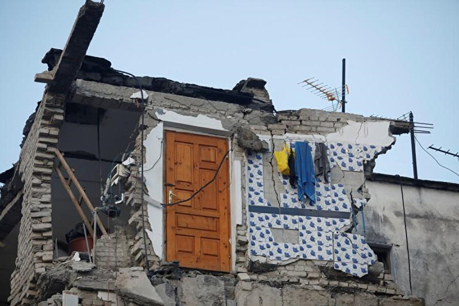 Arnavutluk'u sarsan deprem sonrası Thumana köyünde hasar gören evler. 
