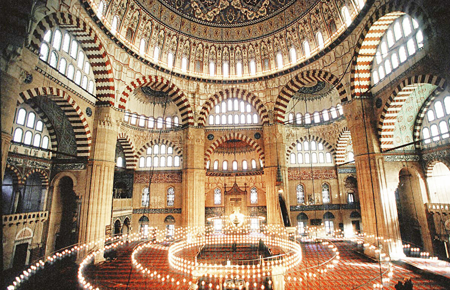 Mimar Sinan’ın eseri olan Selimiye Camii'nin içeriden görünümü...