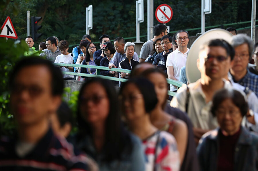 Hong Kong'da oy kullanmak isteyenler uzun kuyruklar oluşturdu.