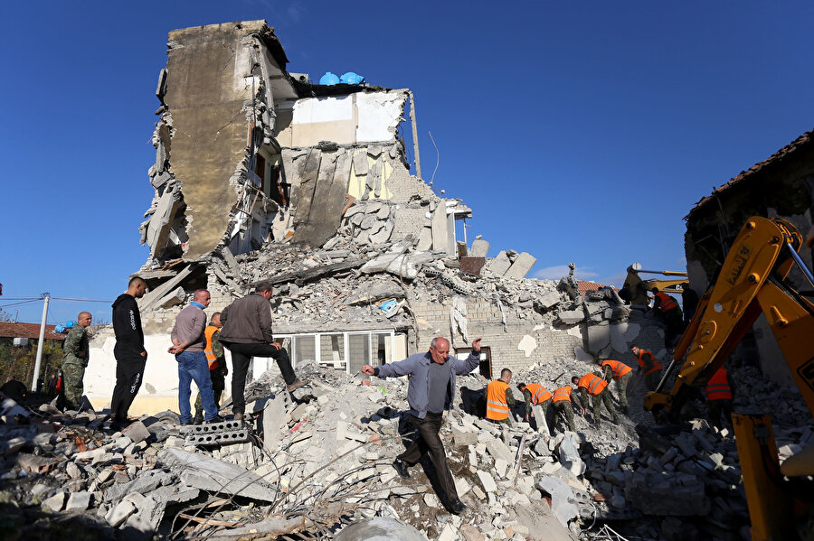 Arnavutluk'taki şiddetli depremin etkisiyle tamamen zarar gören bina