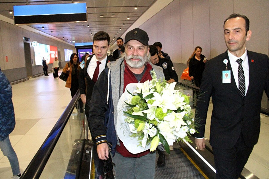 Haluk Bilginer havalimanında çiçeklerle karşılandı.