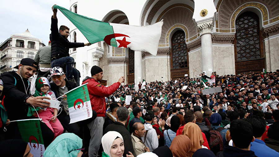 Cezayir'de Buteflika rejimine karşı başlatılan protestolar.