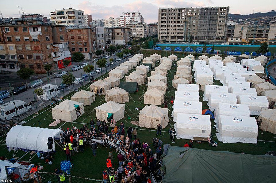 Dıraç'ta depremzedeler, futbol sahasına kurulan çadırlara yerleştirildi.