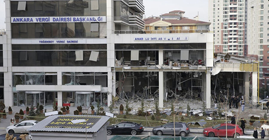 Ankara'da vergi dairesi önünde 2018'de PKK/KCK mensuplarınca düzenlenen bombalı saldırının ardından binanın durumu