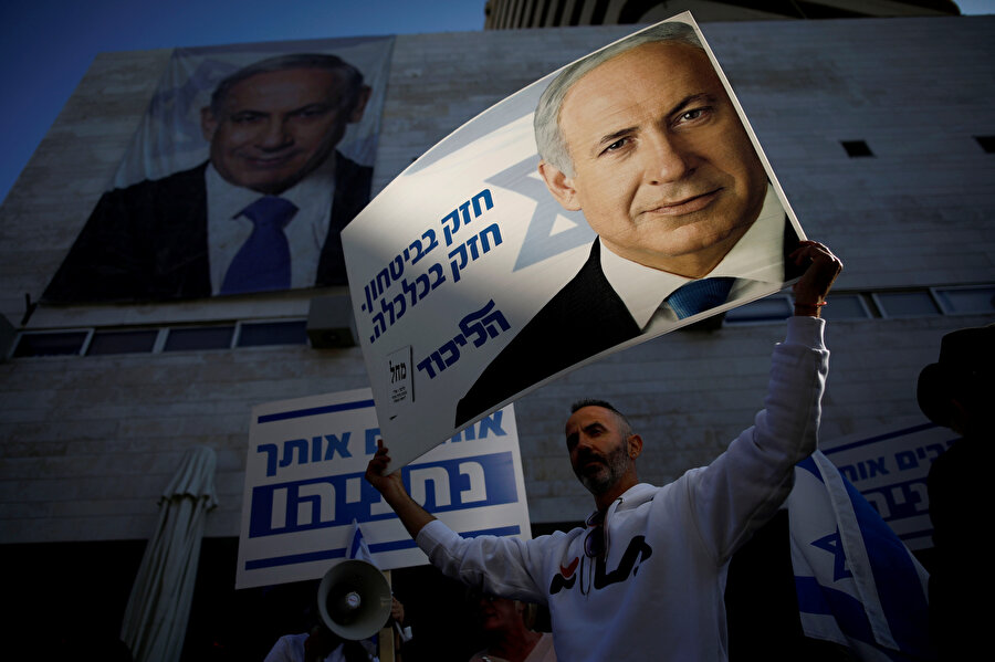 Elinde Netanyahu'nun posterini taşıyan bir vatandaş.