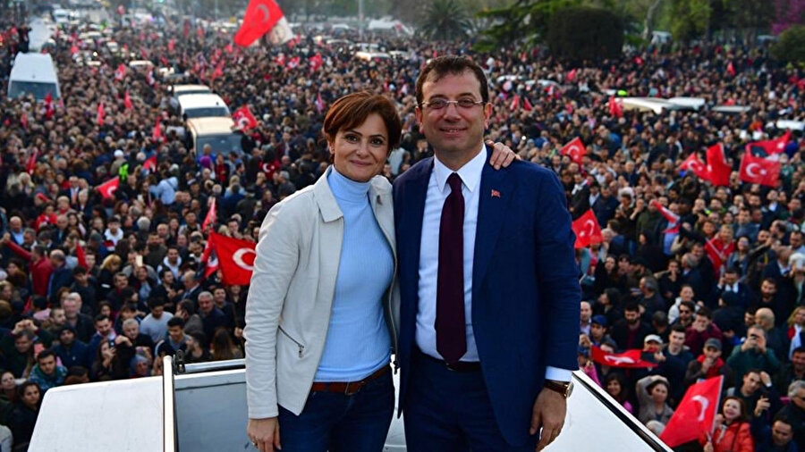 Kaftancıoğlu, Twitter hesabından paylatığı mesajda “Kahramanın hikayesini yazıyorum diyerek kahramandan daha çok kendilerini kahramanlaştırmaya çalışan profesyoneller bilsinler ki; yalan, yanlış ve eksik verilerle Genel merkez iradesinin, CHP örgütlerinin ve İstanbul ittifakının emeğine hiç kimse saygısızlık edemeyecektir!” ifadelerine yer vermişti.