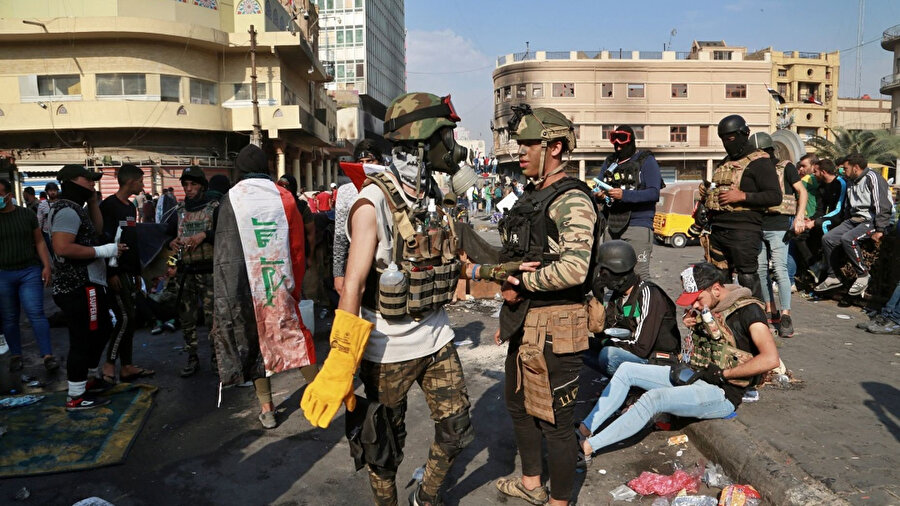 Bağdat'ta ise göstericilere, polisin müdahale etmesi sonucu 2 kişi yaşamını yitirdi.