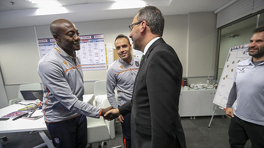 Gençlik ve Spor Bakanı Mehmet Muharrem Kasapoğlu Başakşehirli futbolcularla bir araya geldi.