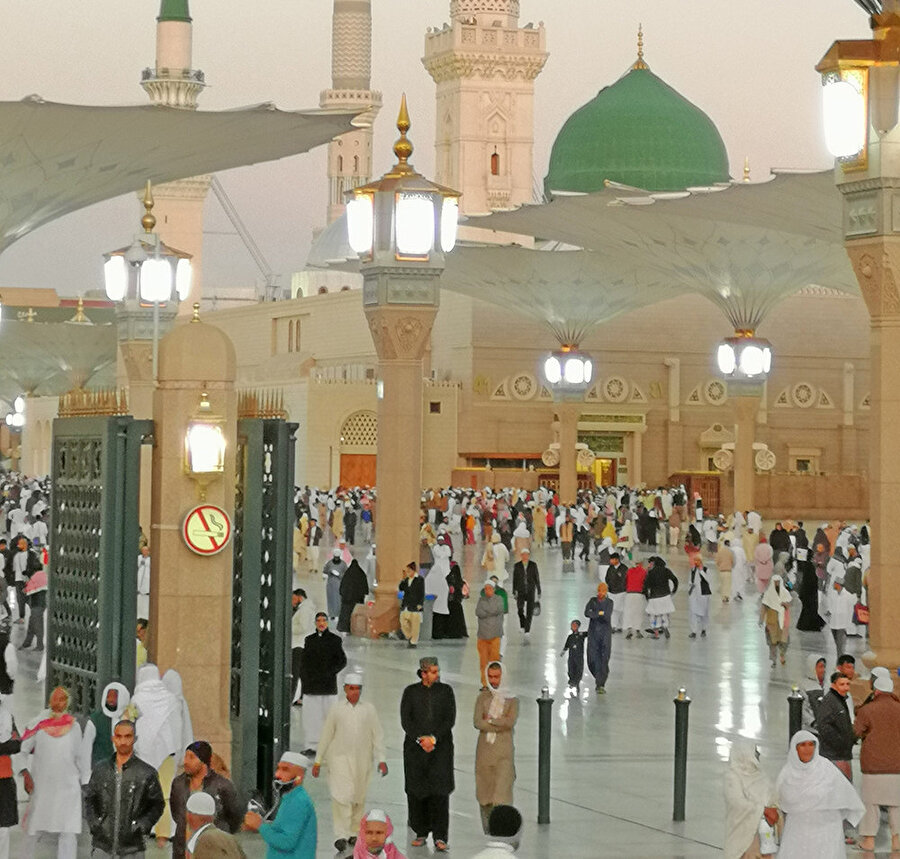 Medineliler Peygamber Efendimiz (a.s.)’e hiçbir şeyi Allah’a eş koşmayacaklarına dair söz verip biat ederler.