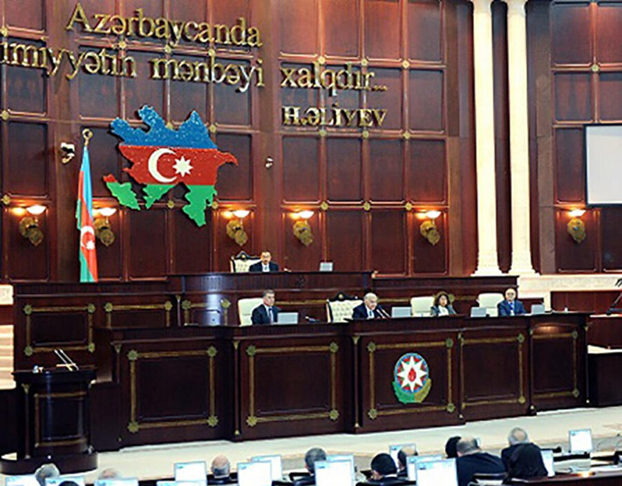 Azerbaycan'da iktidar partisi Meclis'i feshetme kararı aldı.