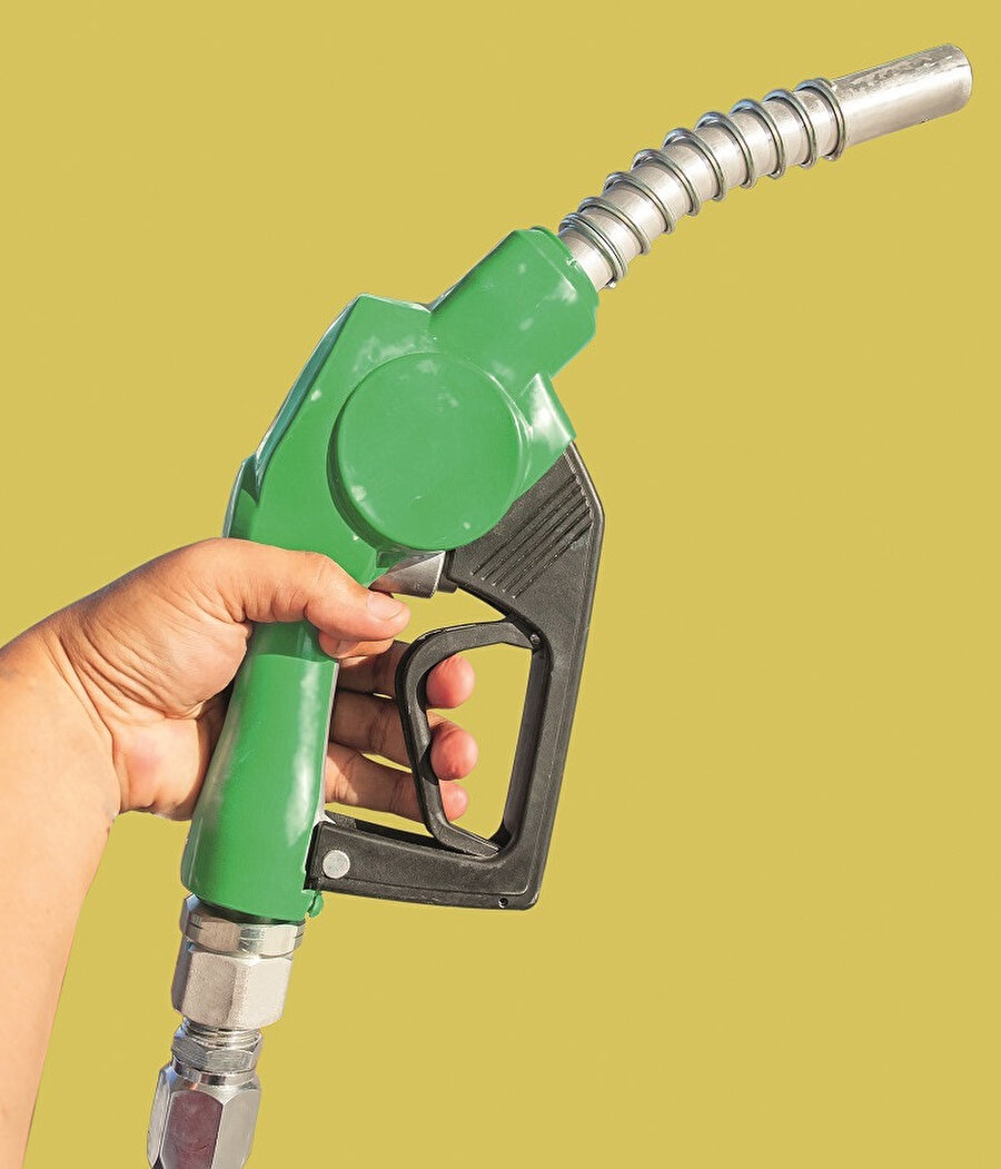 Dünya toplam petrol rezervinin 244 milyar ton, tüketiminin de yaklaşık 14 milyar ton olduğu görülmektedir.