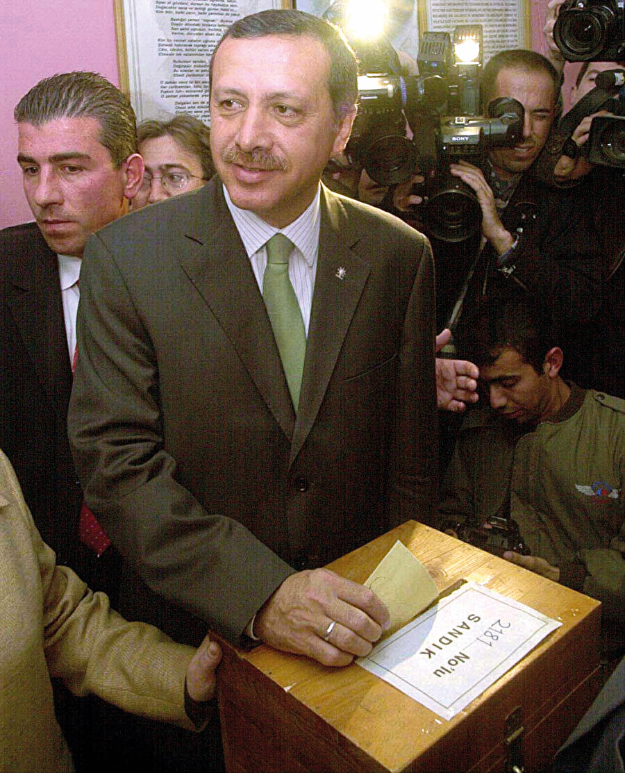 Erdoğan, partisinin yüzde 34’lük başarı ile seçimi kazandığı 2002 yılında yapılan milletvekilliği erken genel seçimlerinde oyunu kullanırken.