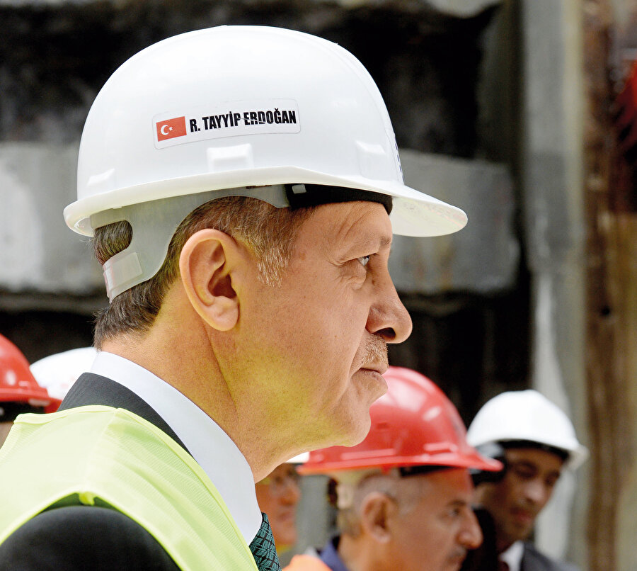 Erdoğan, Haydarpaşa Limanında “Avrasya Tüneli projesinin TBM makinesi ile tünel açma işleminin başlatılması töreninde...