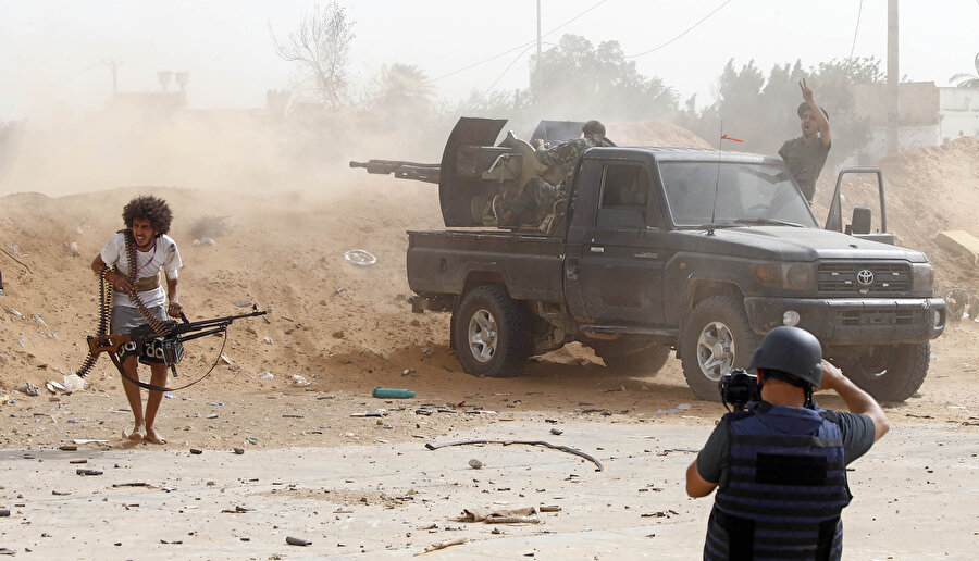 Libya'da Halife Hafter ile Ulusal Mutabakat hükumeti arasındaki çatışmaları görüntüleyen bir gazeteci.