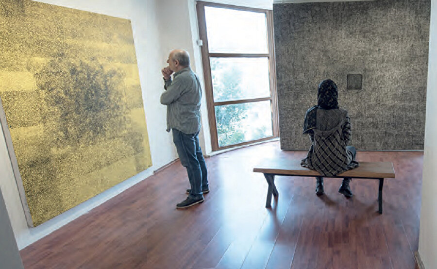 Eserlerin ana malzemelerini demir, beton, polyester, kum ve pirinç oluşturuyor. 