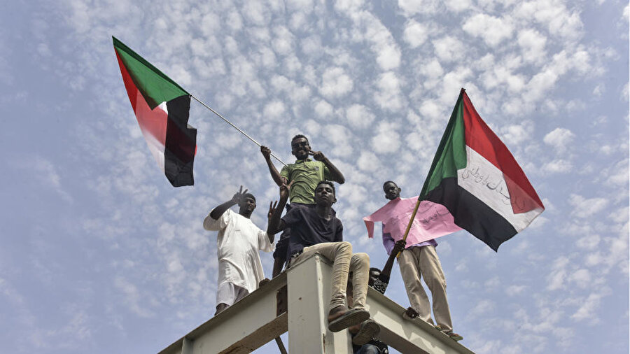 Sudan'ın başkenti Hartum'da sivil yönetime geçişi kutlayan göstericiler.