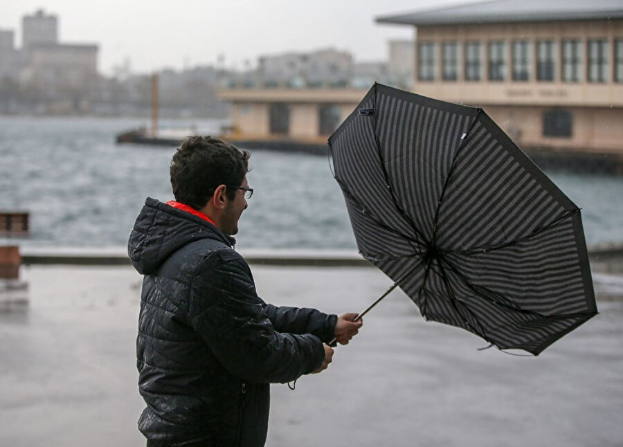 İstanbul'da lodosla birlikte belirli aralıklar da sağanak yağış görülüyor