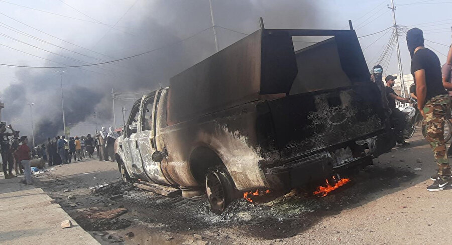 Irak'ta dünkü gösterilerde ateşe verilen bir polis aracı.