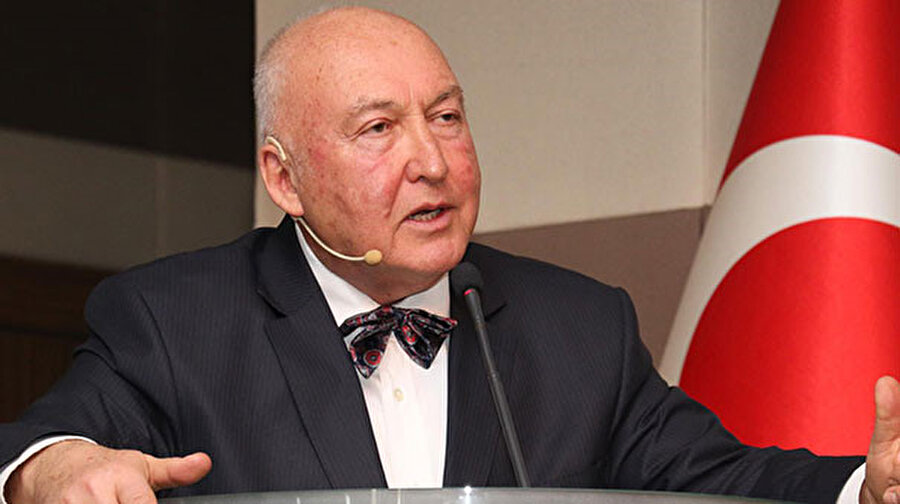 Prof. Dr. Övgün Ahmet Ercan, konuşmaya yaptığı sırada görünüyor.