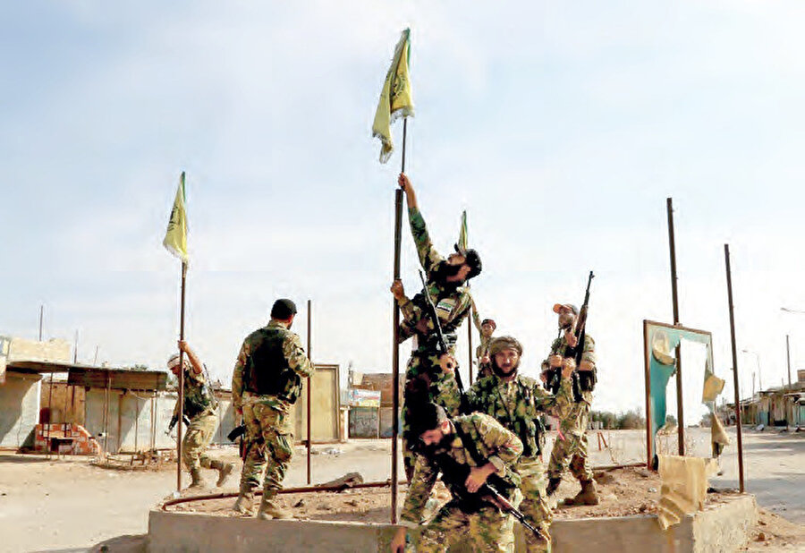 Mehmetçiğin kararlı mücadelesiyle köşeye sıkışan örgütün kulağına CIA-MOSSAD ittifakı sürekli taktik fısıldıyor. Küresel terör masasının propaganda başlıkları ise Batı medyasınca şöyle servis ediliyor: “Siviller öldürülüyor”, “Türk ordusu katliam yapıyor”, “Çocuklar vuruluyor”, “Kiliseler saldırı altında”, “DEAŞ’la mücadele eden özgürlük savaşçıları yok olmak üzere.”