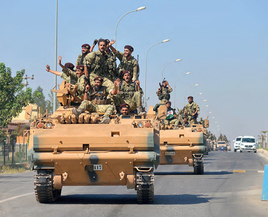 “Rakka’yı ABD ile birlikte hayalet kente çevirdiler. Tüm dünyanın gözü önünde yakıp yıktılar. Kadınlarımızın nâmusu ile oynandı. Çocuklarımızı uyuşturucu bağımlısı, eğitimsiz, geleceği olmayan nesillere dönüştürdüler. Bir kısmını da zorla örgüte soktular. Çok büyük öfke biriktirdik ancak adaletten ayrılmadan bu zalimlerden hesap soracağız.”