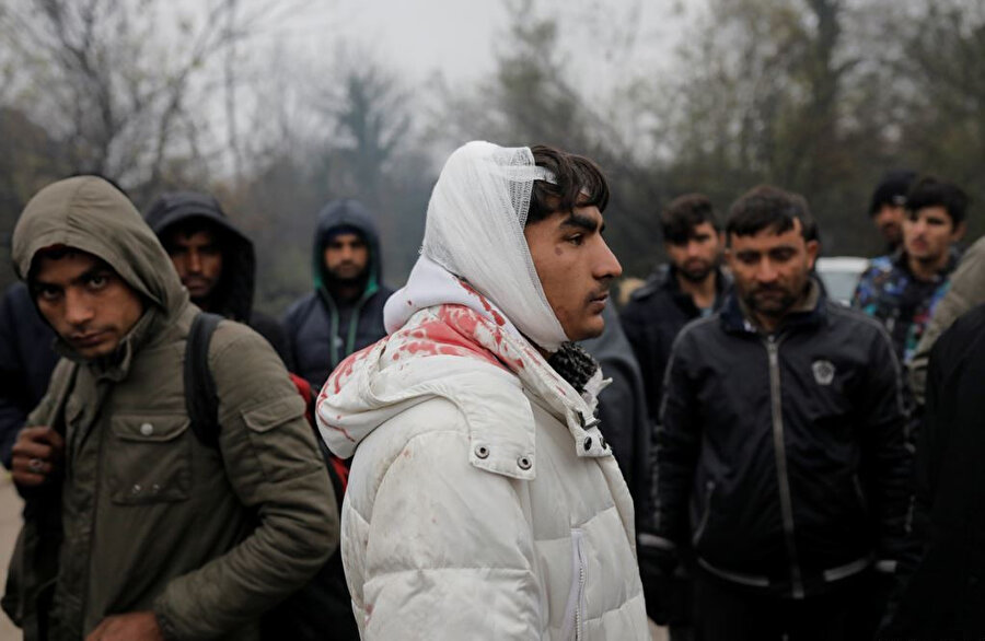 Bosna sınırının izinsiz geçilmesine müsaade etmeyen polis mültecilere sert müdahalelerde bulunuyor.