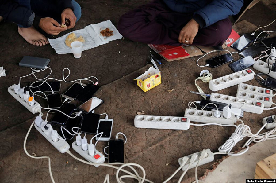 Vučjak kampındaki mültecilerin, telefonlarını şarj edebilecekleri alanlardan birkaçı.