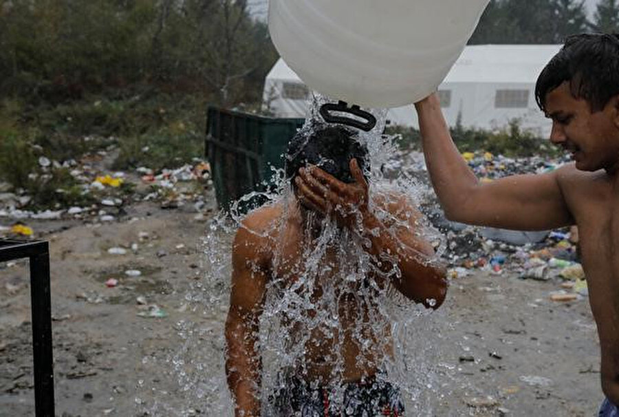 Soğuk suyla yıkanmak zorunda olan mülteciler.