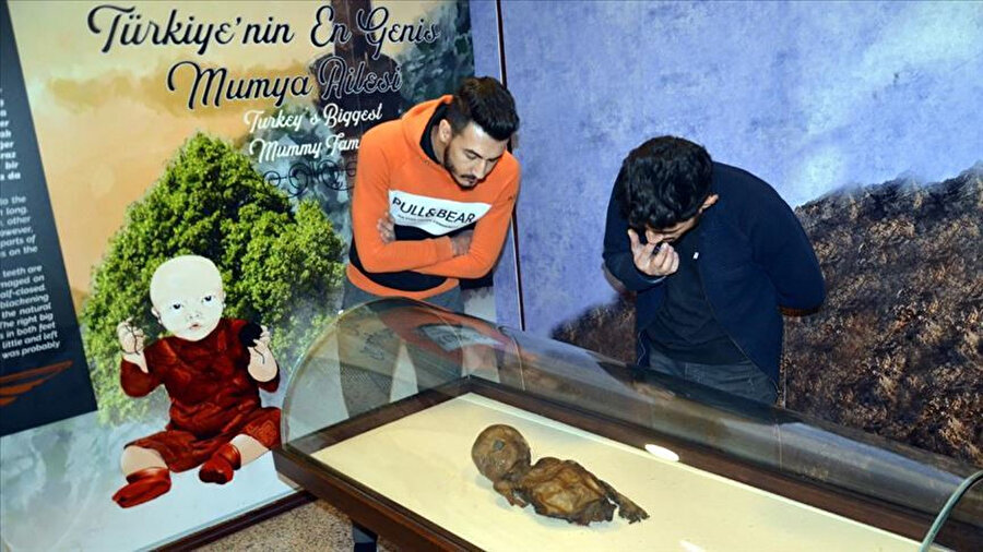 Amasya Müzesi'ndeki mumyalar ziyaretçilerin ilgisini çekiyor. 