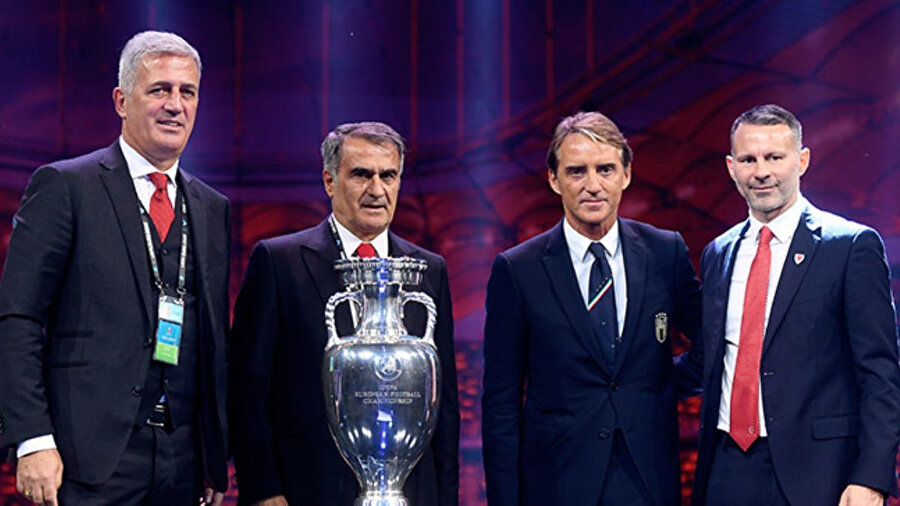 Şenol Güneş ve Roberto Mancini objektiflere poz verdi.